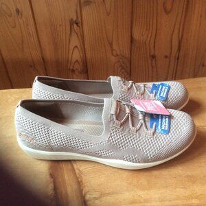 Skechers NWT Taupe Newbury Street Be Adventurous Slip On Shoes Size 9.5